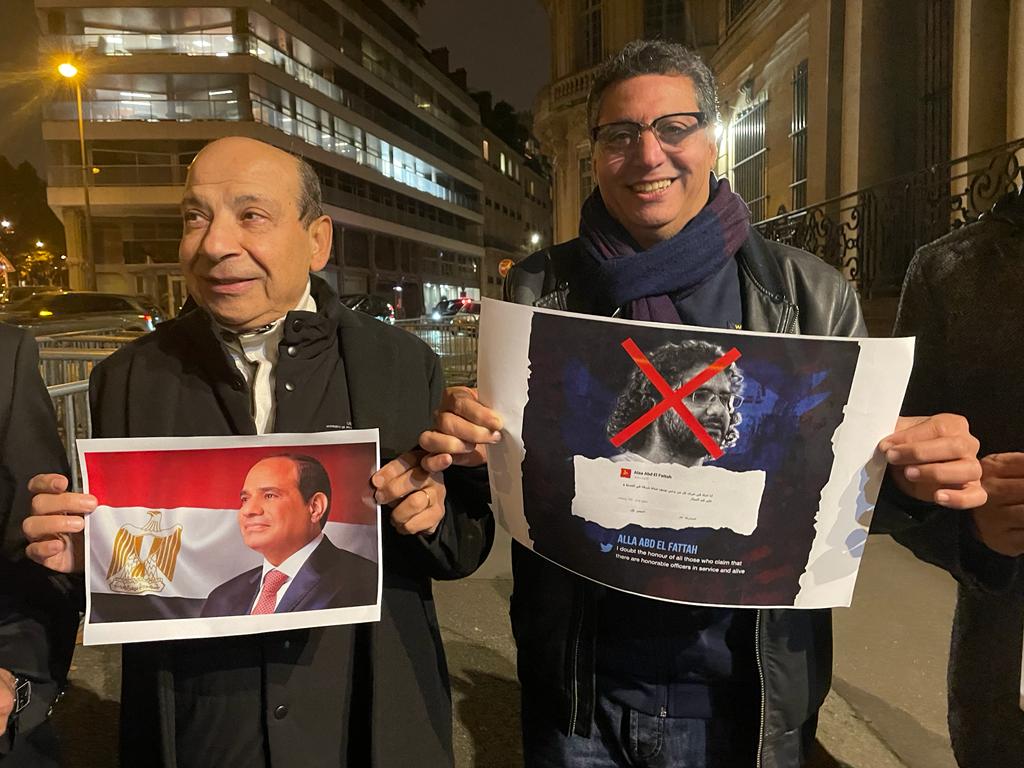 أبناء الجالية المصرية في فرنسا يرفعون لافتات تأييد للقيادة السياسية