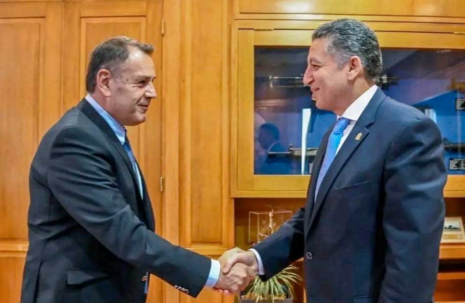  السفير المصري في أثينا يلتقي وزير الدفاع اليوناني 