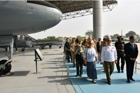 القوات المسلحة تنظم زيارات ميدانية وتثقيفية للملحقين العسكريين العرب والأجانب المعتمدين بمصر