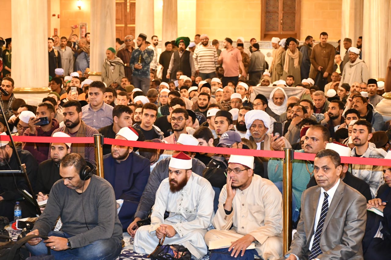 الأوقاف تشيد بالالتفاف الجماهيري الكبير حول مجلس إقراء الحديث بمسجد الإمام الحسين 