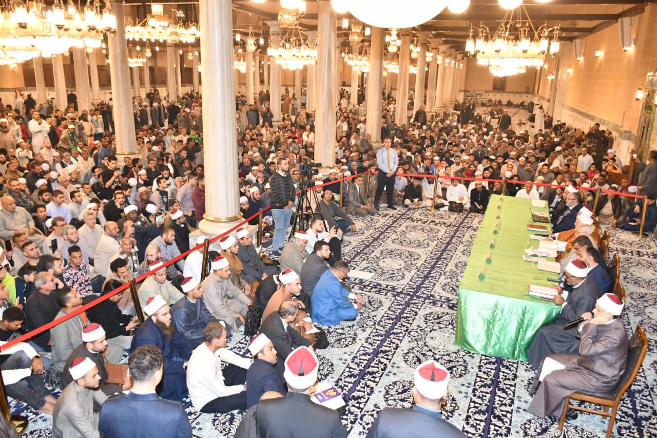 الأوقاف تشيد بالالتفاف الجماهيري الكبير حول مجلس إقراء الحديث بمسجد الإمام الحسين 