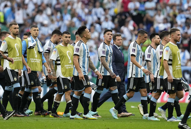 ميسي يقود الأرجنتين لتخطي المكسيك ويحيي آمال العبور لدور الستة عشر بكأس العالم