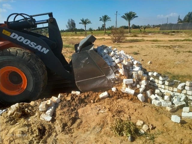 إزالة  حالات تعد على أراض زراعية بمدينة مطاي شمال المنيا 