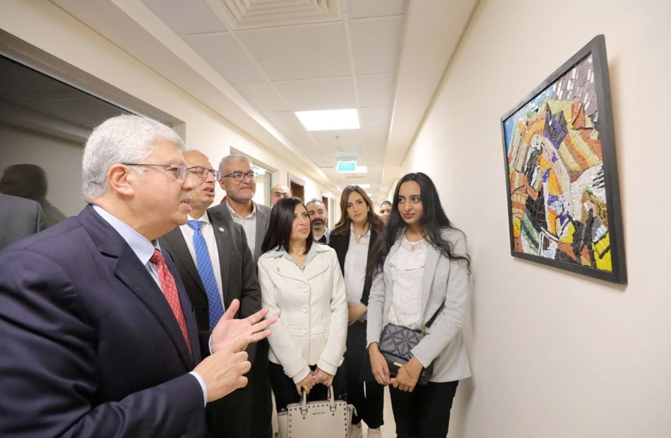 وزيرالتعليم العالي يتفقد مشروعات طلاب فنون جميلة حلوان تجمل بمبنى الوزارة 