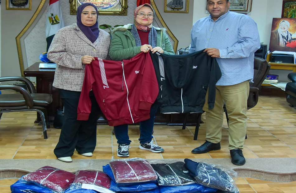  تعليم  بورسعيد تسلم ملابس رياضية لمدير مدارس التربية الخاصة لتوزيعها على طلابه المشاركين في البطولات