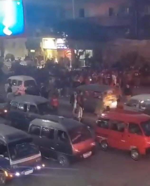 حريق يلتهم سيارة ميكروباص في العجمي بالإسكندرية