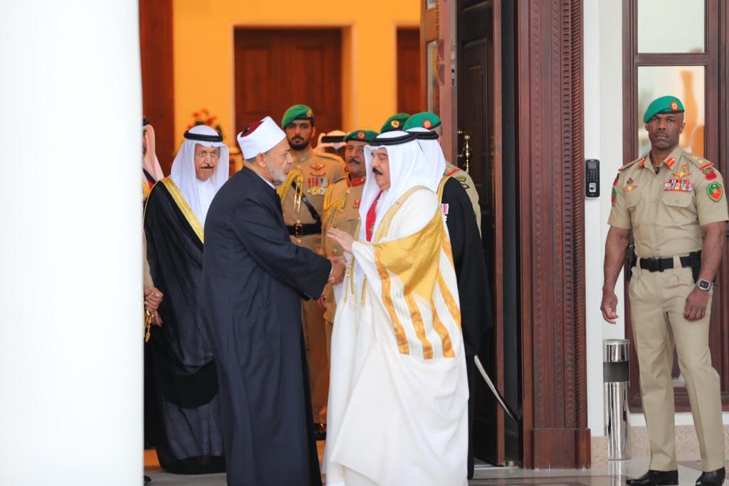 شيخ الأزهر يصل البحرين وسط استقبال رسمي من ملك مملكة البحرين