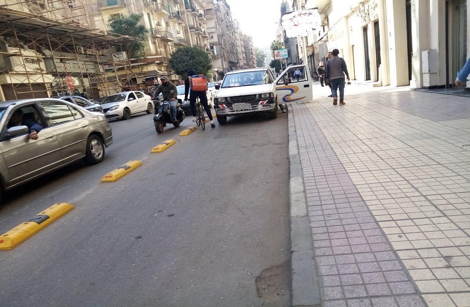 بعد 40 يومًا من افتتاح كايرو بايك.. تعديات صارخة على مسار الدراجات تتحدى القانون في قلب القاهرة | صور وفيديو
