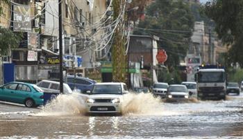 الدفاع المدني اللبناني يواصل إنقاذ مواطنين حاصرتهم السيول داخل سياراتهم