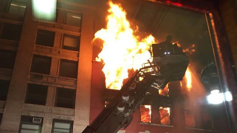 إصابة العشرات إثر نشوب حريق في مبنى سكني بنيويورك 