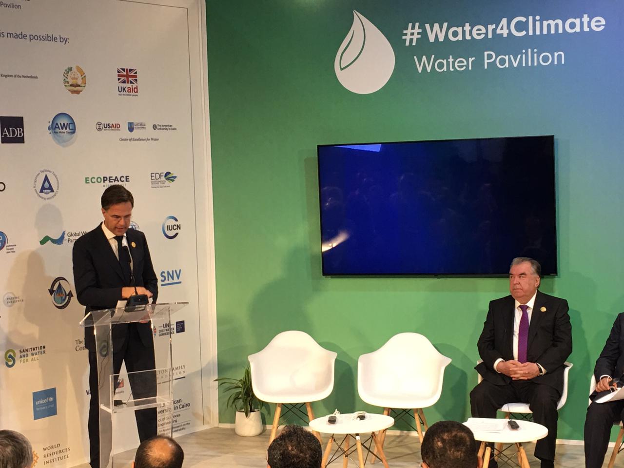 مارك روتا رئيس الوزراء الهولندي خلال فعاليات افتتاح جناح المياه في المنطقة الزرقاء بمؤتمر المناخ