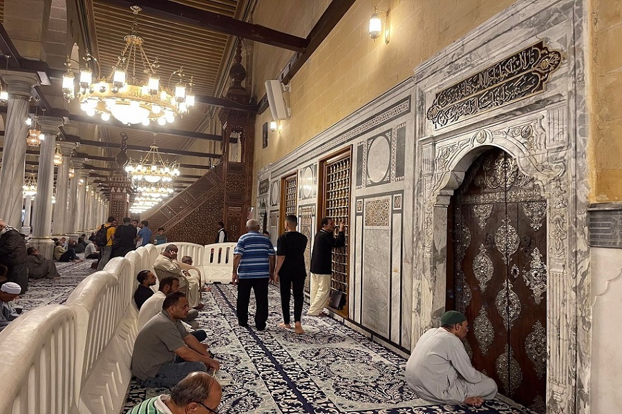 من كربلاء إلى القاهرة رحلة الرأس الشريف لسيدنا الحسين وقصة المسجد بخان الخليلي | صور