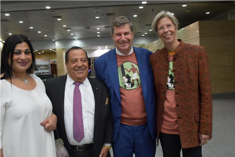 سفير بلجيكا بالقاهرة يرتدي «تيشرت» عليه نقوش للحضارة المصرية القديمة| صور