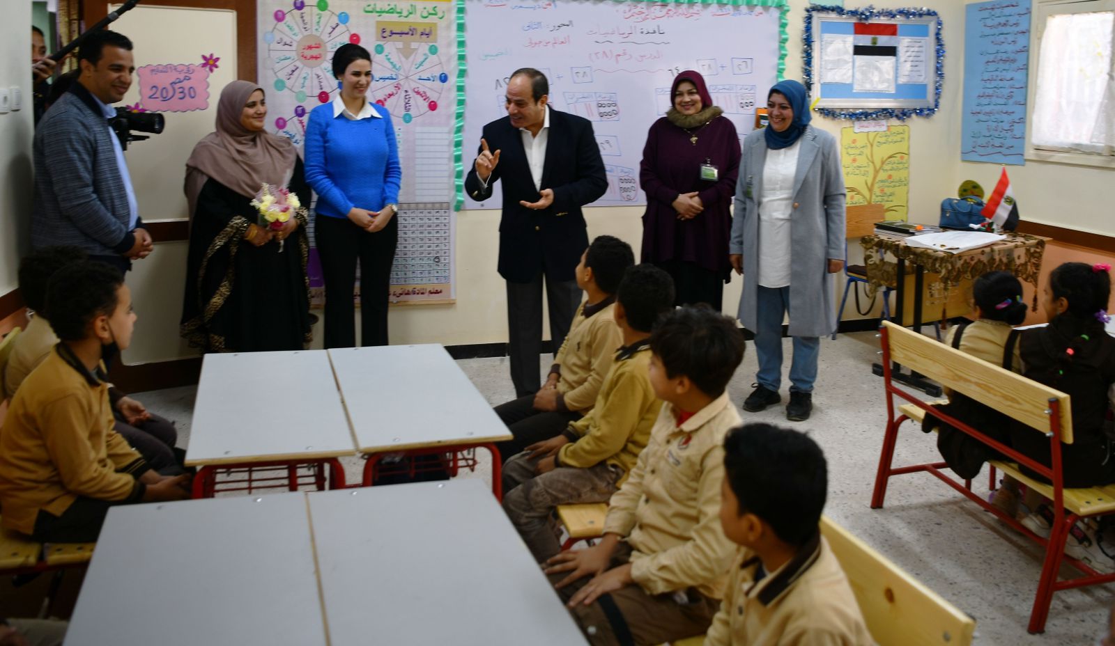 الرئيس السيسي يطمئن على أطفال مدرسة الحصص الابتدائية بشربين| فيديو