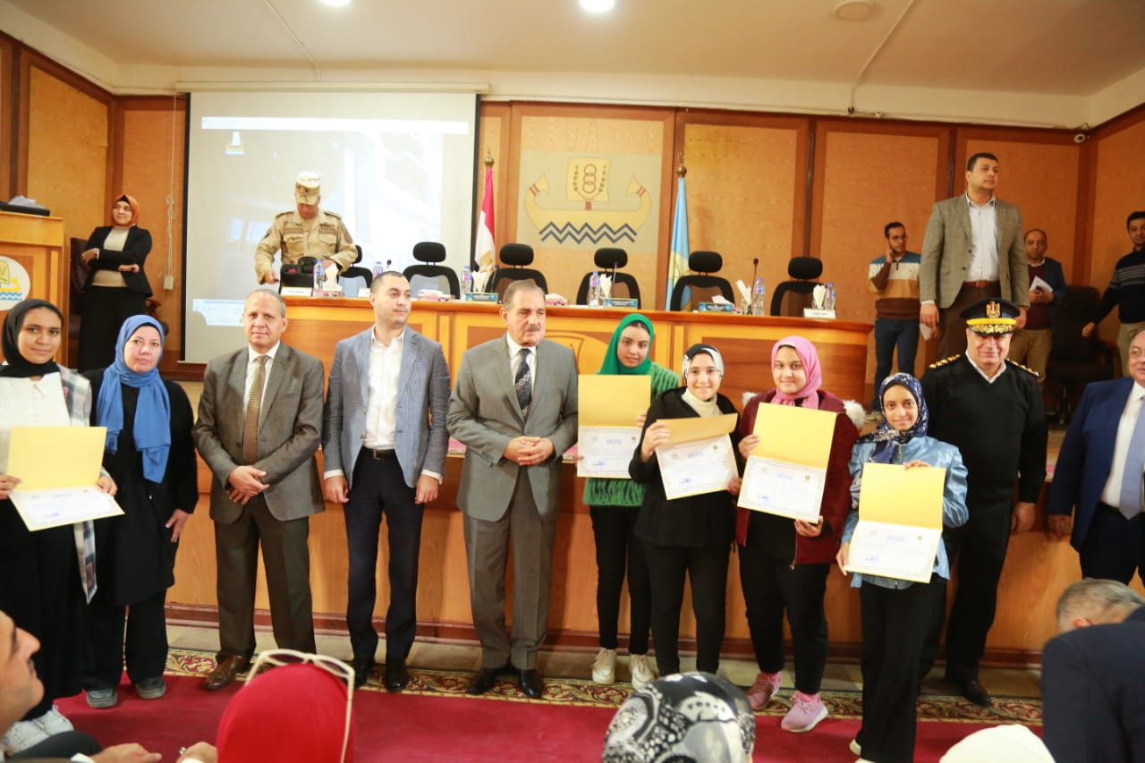 محافظ كفر الشيخ يكرم الطلاب المتفوقين والمدارس الأولى على مستوى الجمهورية