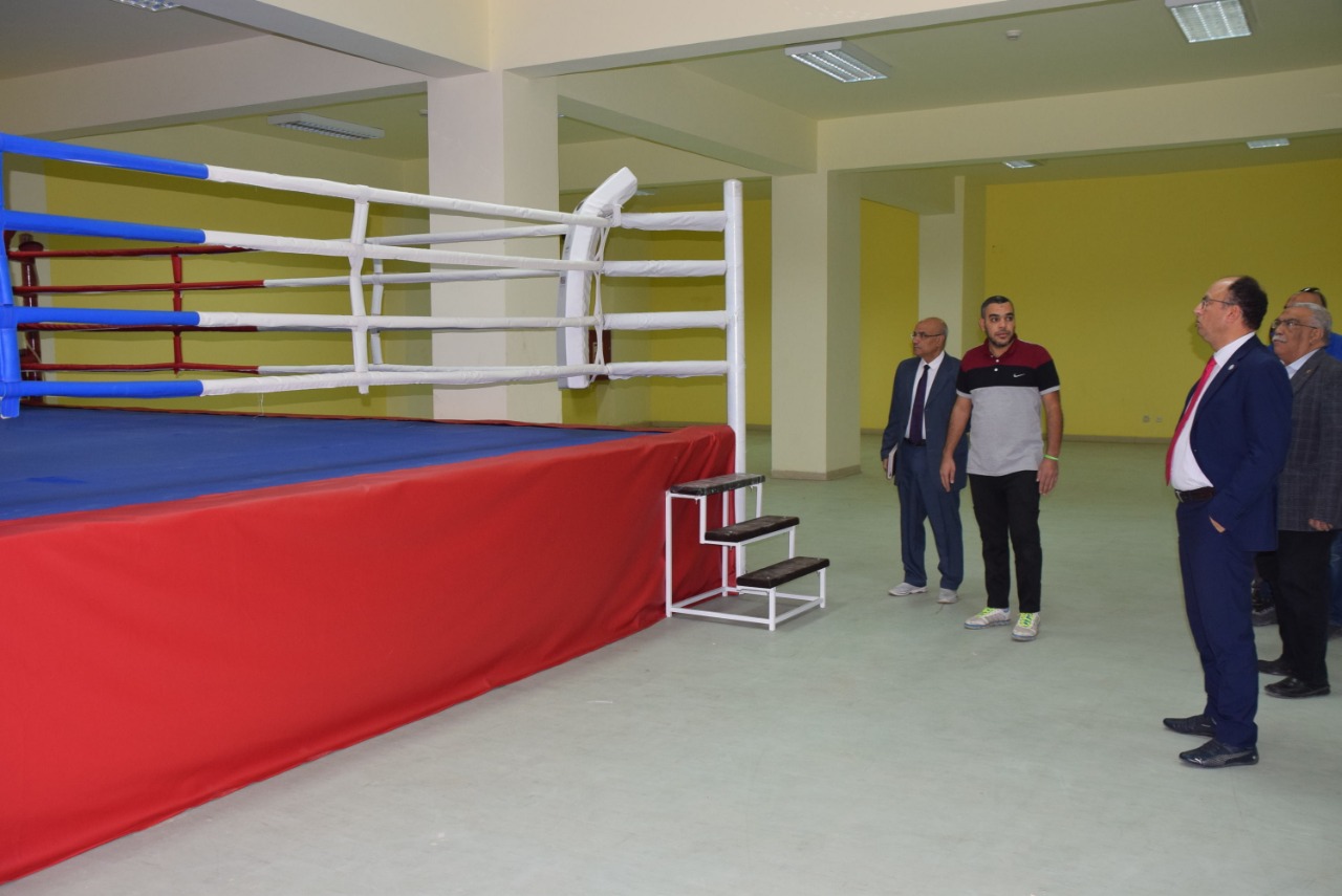 تركيب أول حلقة ملاكمة في جامعة حلوان |صور