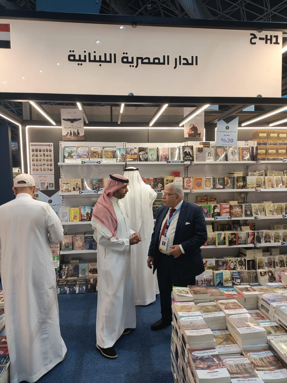 رئيس اتحاد الناشرين العرب يلتقي نائب وزير الثقافة السعودي خلال جولتهما في معرض جدة للكتاب صور