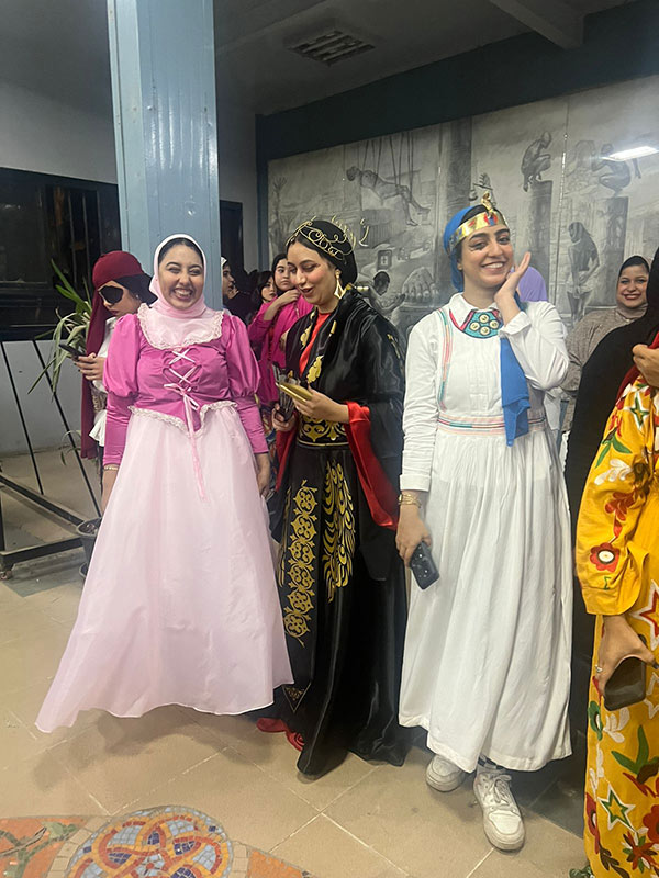 حفلة تنكرية لطلاب كلية الفنون الجميلة بالأقصر