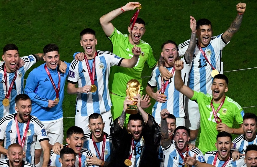 ميسي يرفع الكأس الذهبية | الأرجنتين تحمل كأس العالم 2022 على منصات