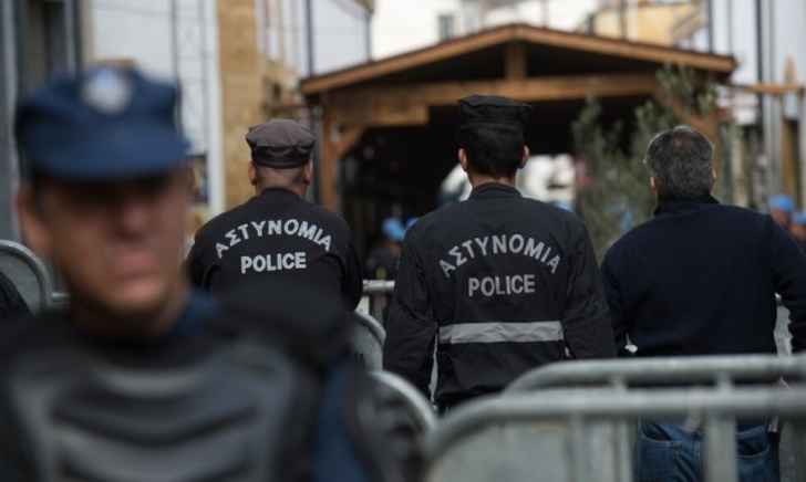 عبوتان ناسفتان تستهدفان سيارتين للسفارة الإيطالية في اليونان