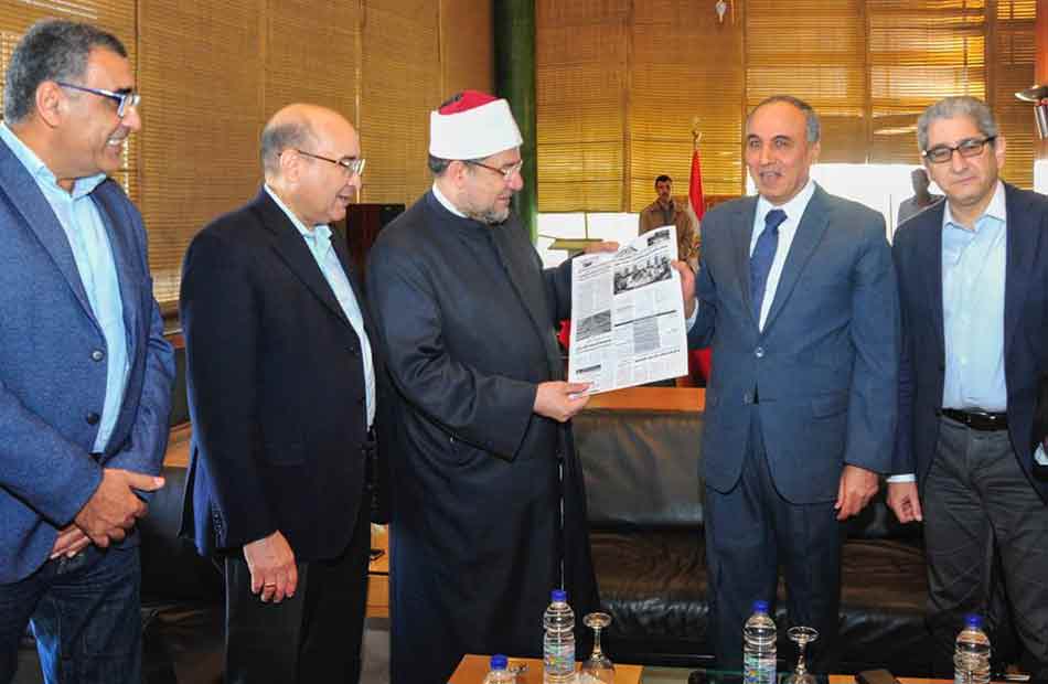 رئيس مجلس إدارة ;الأهرام; يُهدي وزير الأوقاف صورًا من الجريدة لأخبار تاريخية عن الوزارة | صور