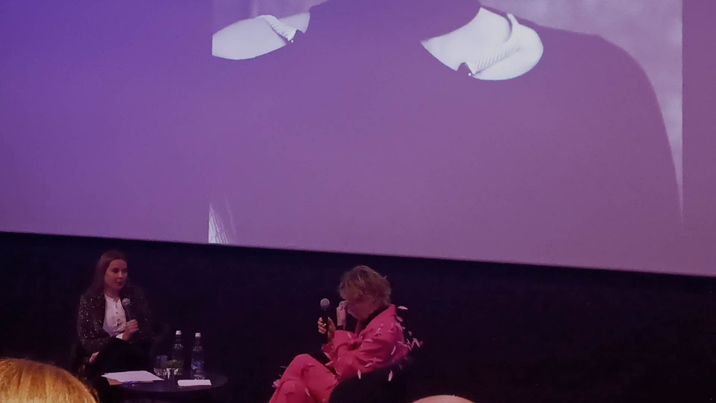  شارلون ستون باكية خلال مشاركتها في مهرجان البحر الأحمر السينمائي 