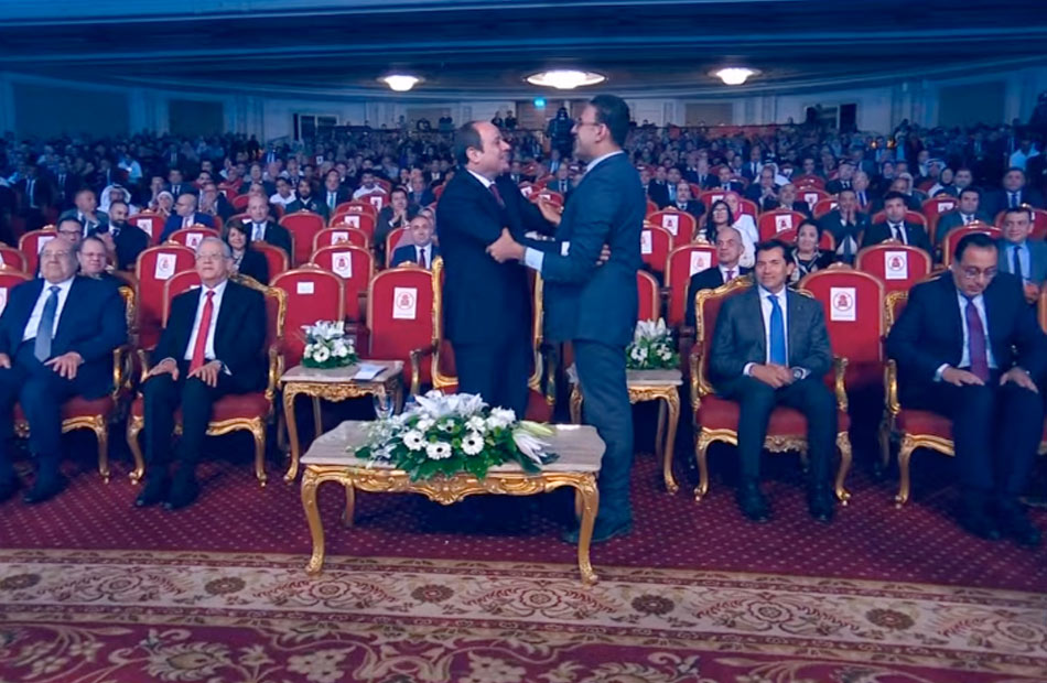 الرئيس السيسي يصافح أحد  القادرون باختلاف 