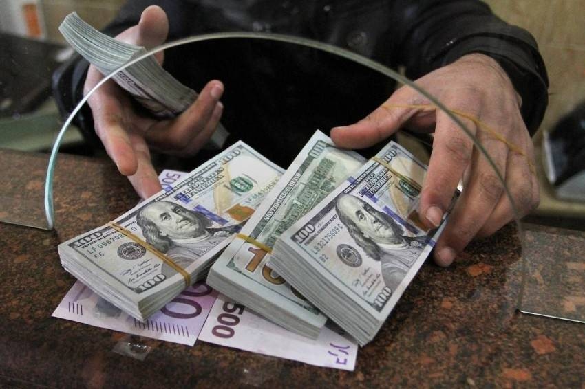 رفع سعر الدولار مقابل الجنيه المصري ليتجاوز  جنيها في بعض البنوك