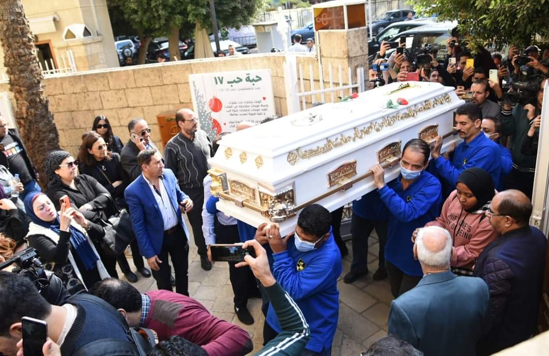 الحزن يخيم على جنازة الإعلامي الراحل مفيد فوزي.. وابنته تنهار من البكاء | صور