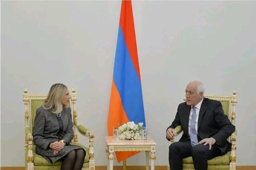 السفيرة سيريناد محمد جميل، سفير مصر لدى جمهورية أرمينيا، تقدم أوراق اعتمادها إلى الرئيس الأرميني