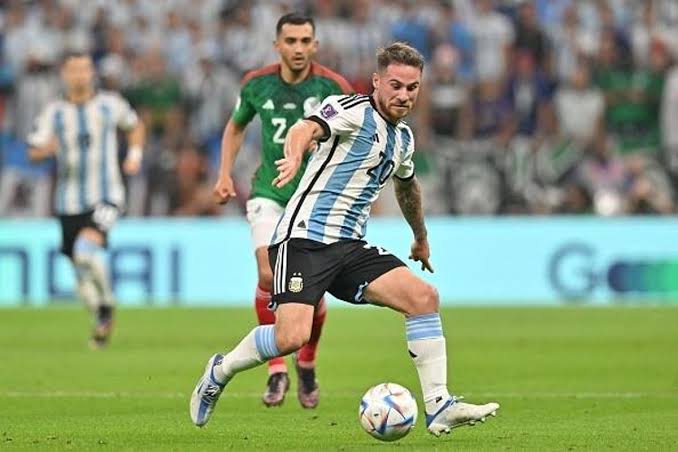 ماك اليستير لاعب منتخب الأرجنتين يتوق لملاقاة هولندا في المونديال غدا الجمعة