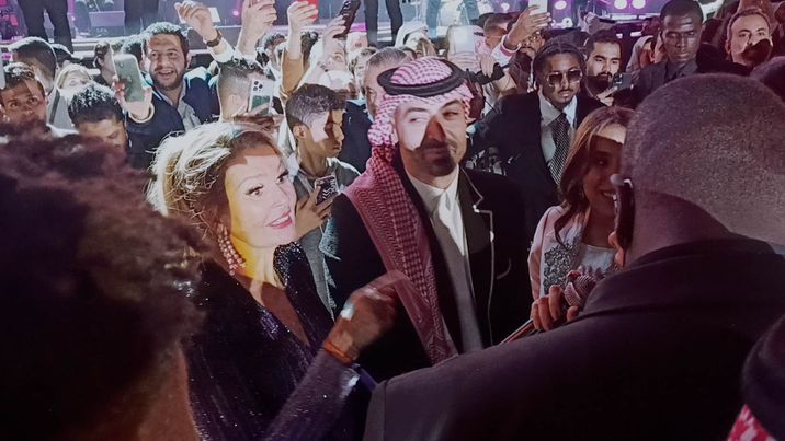 نانسي عجرم تحتفي ب يسرا خلال حفل ختام مهرجان البحر الأحمر السينمائي