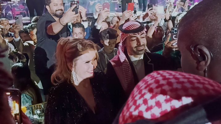 نانسي عجرم تحتفي ب يسرا خلال حفل ختام مهرجان البحر الأحمر السينمائي