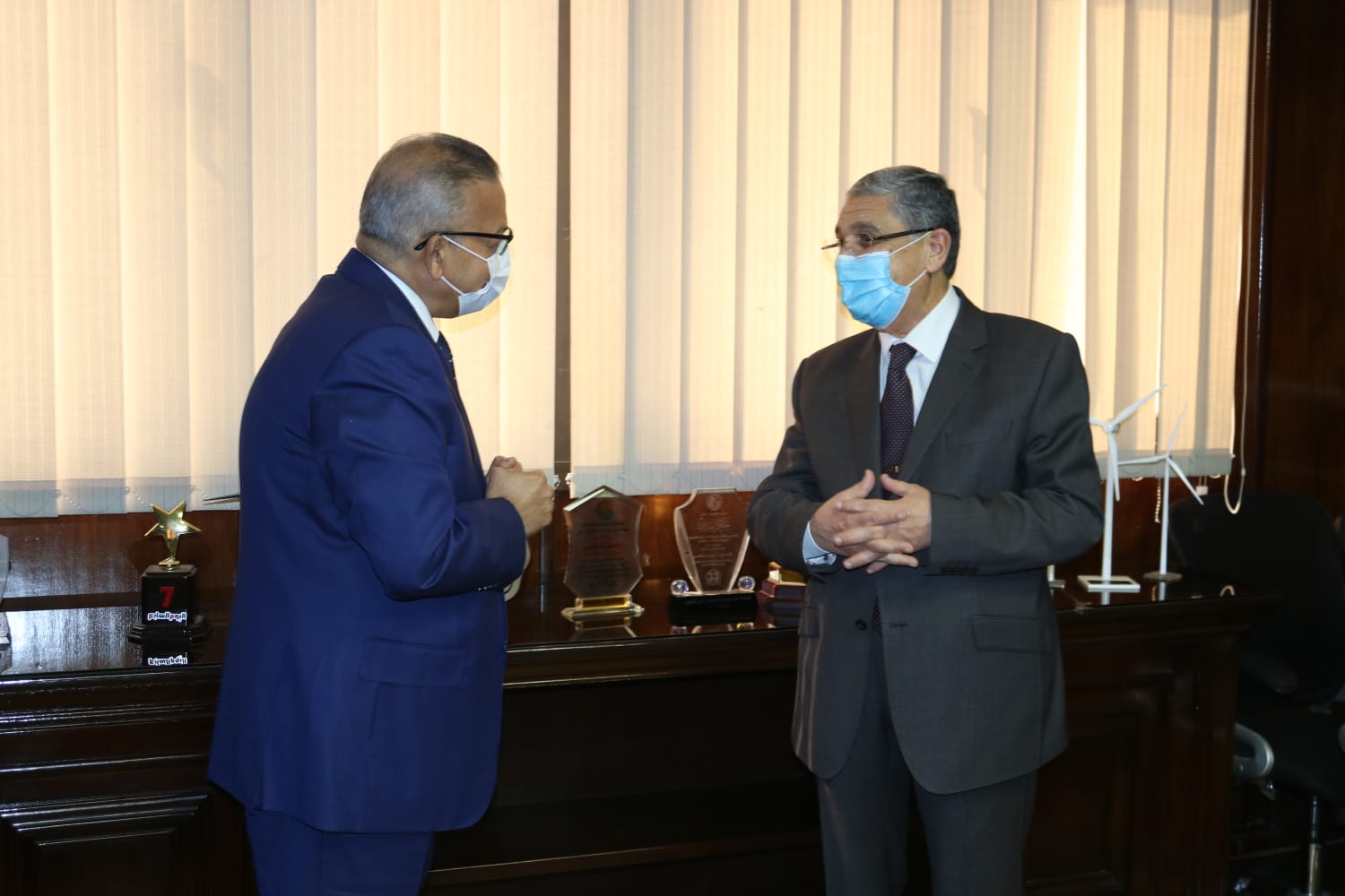 وزير الكهرباء يلتقي نائب رئيس شركة L T الهندية ورئيس النقل والتوزيع الكهربائي بأفريقيا