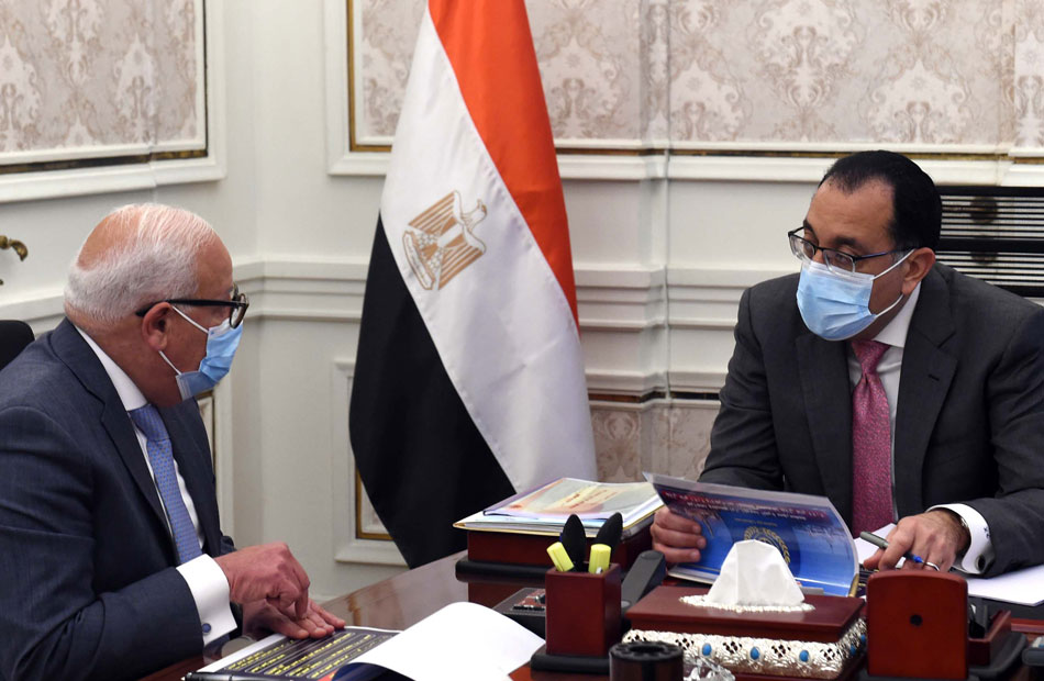 رئيس الوزراء يتابع مع محافظ بورسعيد موقف مشروعات المحافظة | صور