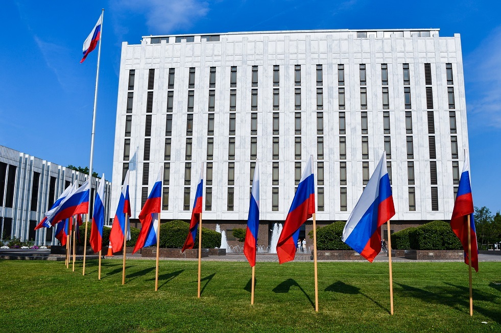 سفارة روسيا بواشنطن تدعو الحكومة الأمريكية إلى التوقف عن محاولة التدخل في الشئون الداخلية الروسية