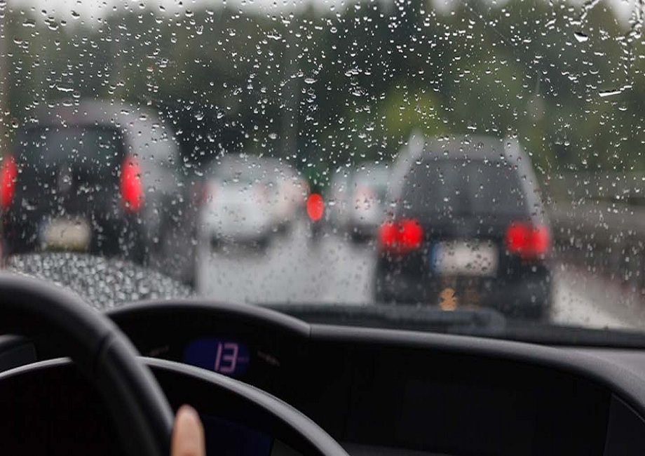 نصائح  المرور  أثناء هطول الأمطار للقيادة الآمنة على الطرق 
