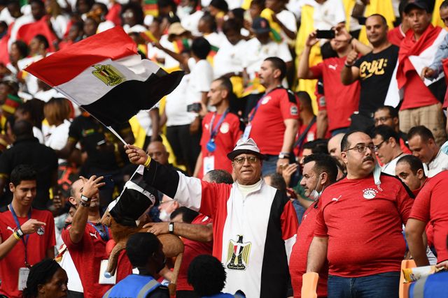 الجماهير المصرية تزين ملعب مواجهة مصر والسنغال في النهائي الإفريقي | صور