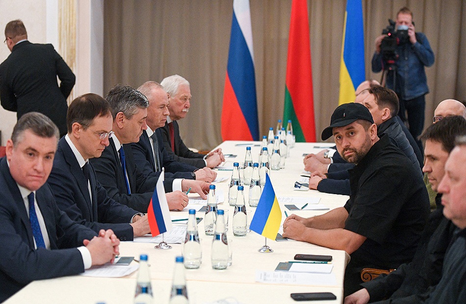 واشنطن تزيد مساعداتها لأوكرانيا والمحادثات بين موسكو وكييف تستأنف الأربعاء
