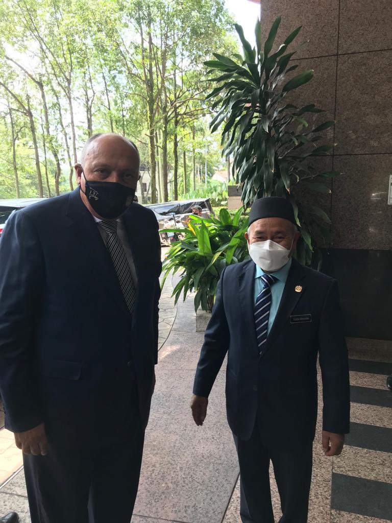 وزير الخارجية يلتقى وزير البيئة والمياه الماليزي