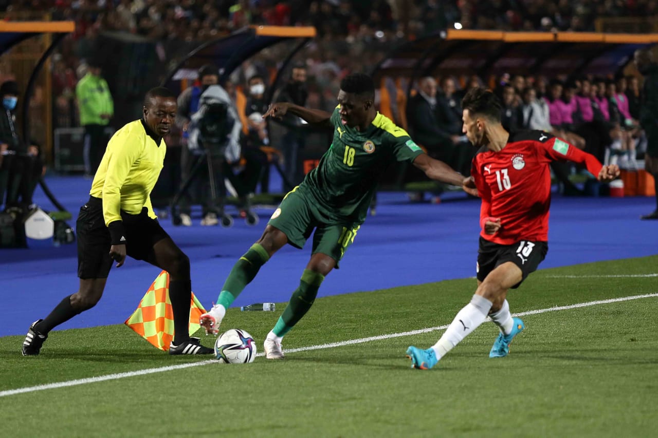 نجم منتخب السنغال يغادر لقاء مصر بعد تعرضه للإصابة