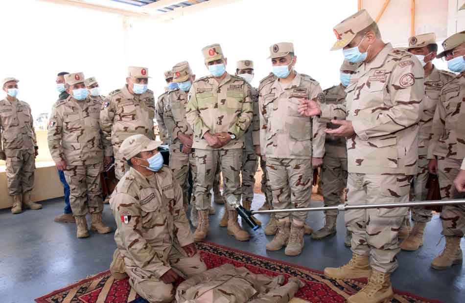 وزير الدفاع يتفقد عدداً من الأنشطة التدريبية ويلتقى بمقاتلى الجيش الثالث الميدانى والمنطقة المركزية العسكرية