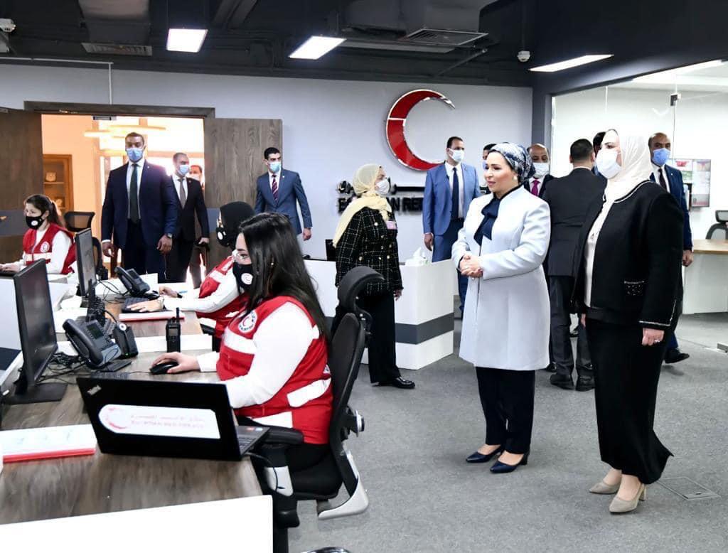 السيدة انتصار السيسي اثناء زيارة غرفة عمليات الهلال الأحمر المصري