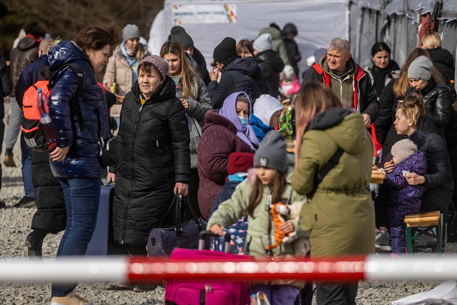 اللاجئون الأوكرانيون يواجهون ضوابط حدودية أكثر صرامة في المجر