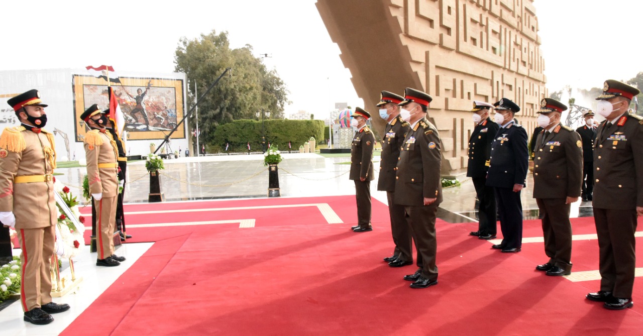 مراسم وضع إكليل الزهور على النصب التذكاري لشهداء القوات المسلحة