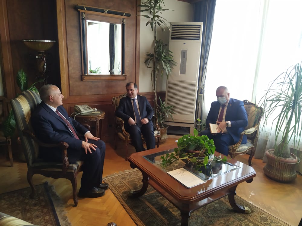 وزير الري يبحث مع السفير الطاجيكي سبل تعزيز التعاون في مجال الموارد المائية | صور