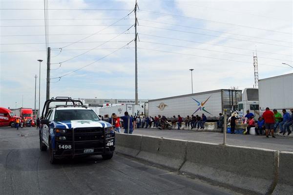 المكسيك سائقو الشاحنات ينهون إغلاقا أوليا على الحدود الأمريكية