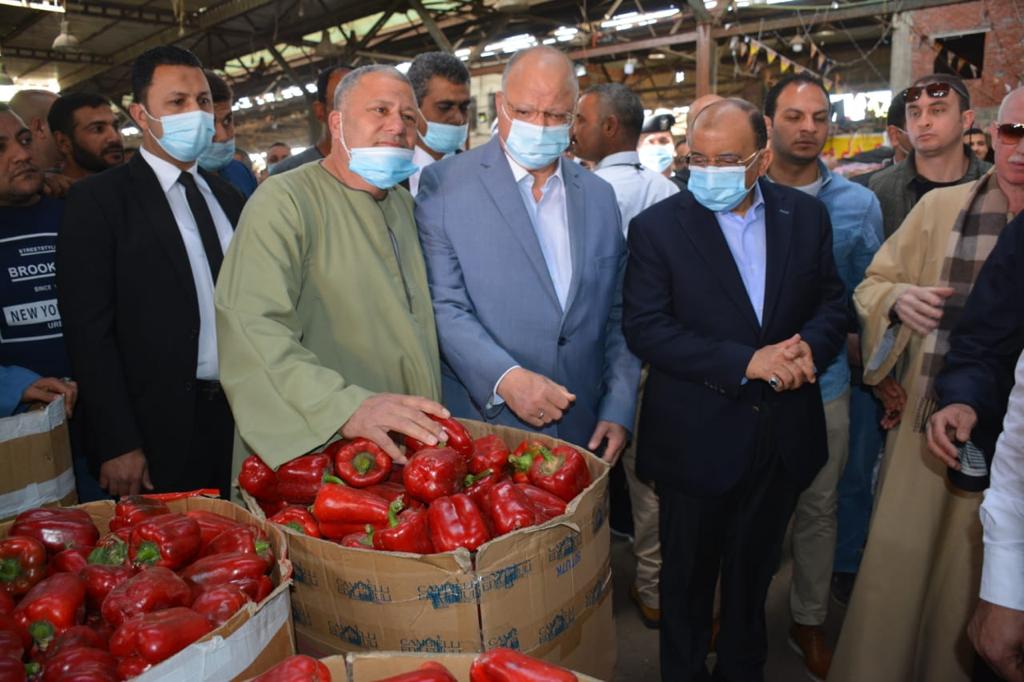وزير التنمية المحلية ومحافظ القاهرة يتفقدان سوق العبور لمتابعة توافر الخضراوات والفاكهة والأسماك للمواطنين