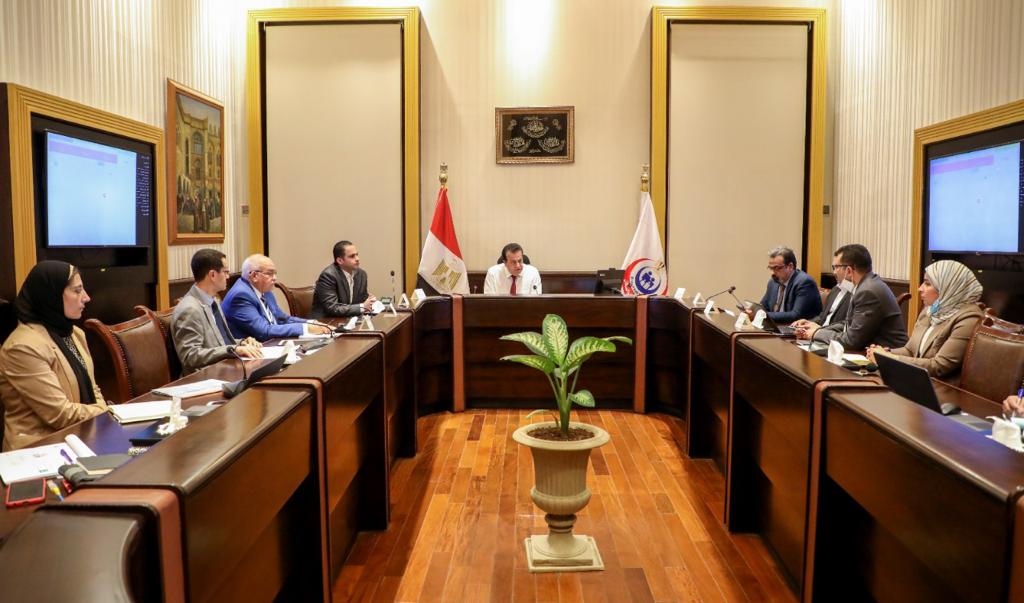  عبدالغفار  يعقد اجتماعا لمتابعة الموقف التنفيذي للمشروع القومي لتنمية الأسرة المصرية|صور