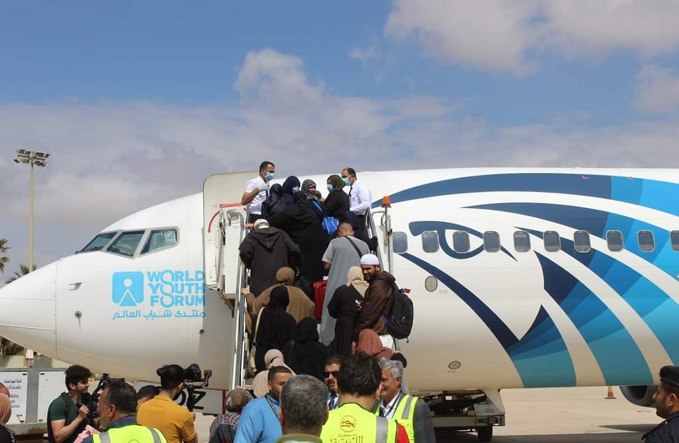 قنصل مصر العام بالإنابة في بنغازي يستقبل أول رحلة لشركة مصر للطيران إلى مطار  بنغازي| صور - بوابة الأهرام